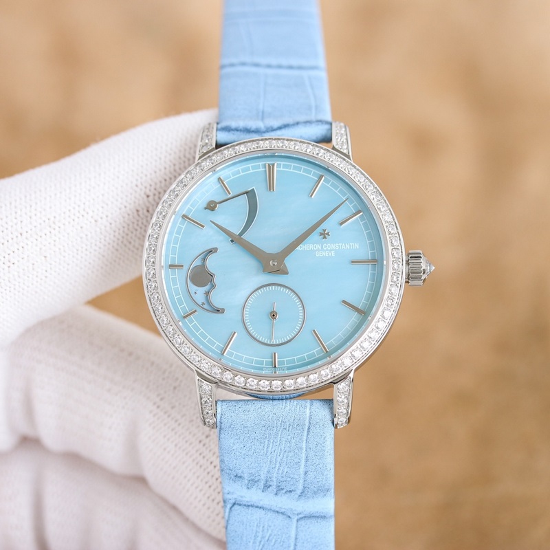 女款_江詩丹頓傳襲系列月相腕錶搭配直徑36毫米圓形白金錶殼，錶圈、錶耳和錶冠鑲嵌了總