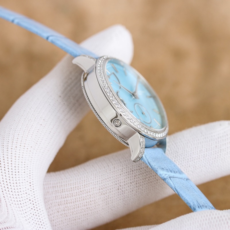 女款_江詩丹頓傳襲系列月相腕錶搭配直徑36毫米圓形白金錶殼，錶圈、錶耳和錶冠鑲嵌了總