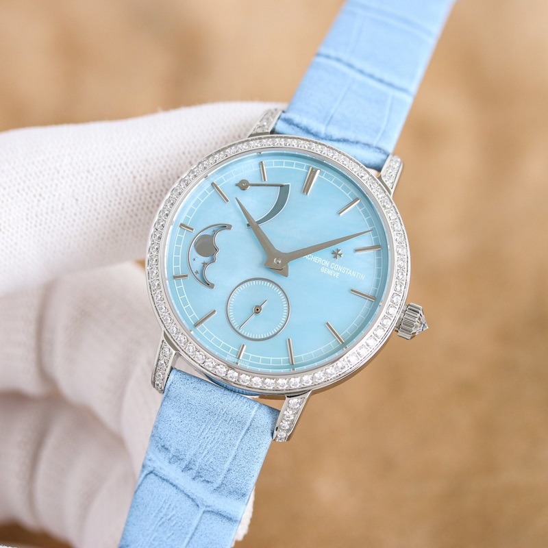 女款_江詩丹頓傳襲系列月相腕錶搭配直徑36毫米圓形白金錶殼，錶圈、錶耳和錶冠鑲嵌了總