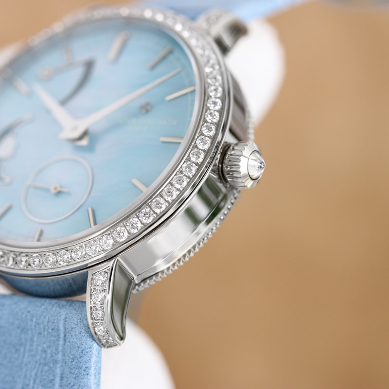 女款_江詩丹頓傳襲系列月相腕錶搭配直徑36毫米圓形白金錶殼，錶圈、錶耳和錶冠鑲嵌了總