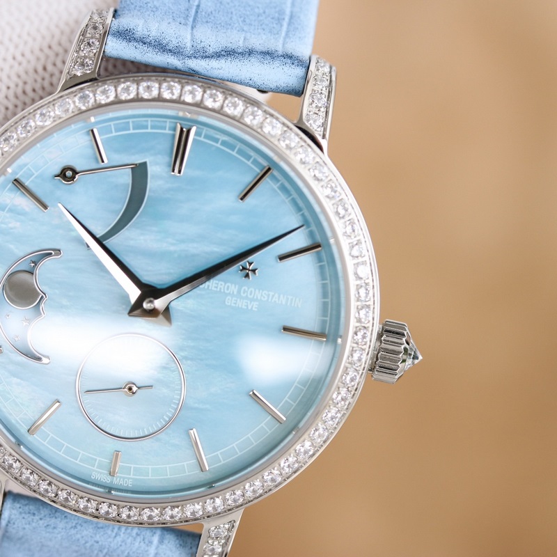 女款_江詩丹頓傳襲系列月相腕錶搭配直徑36毫米圓形白金錶殼，錶圈、錶耳和錶冠鑲嵌了總