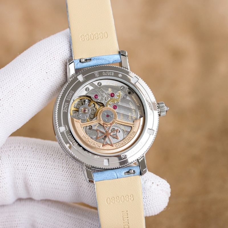 女款_江詩丹頓傳襲系列月相腕錶搭配直徑36毫米圓形白金錶殼，錶圈、錶耳和錶冠鑲嵌了總