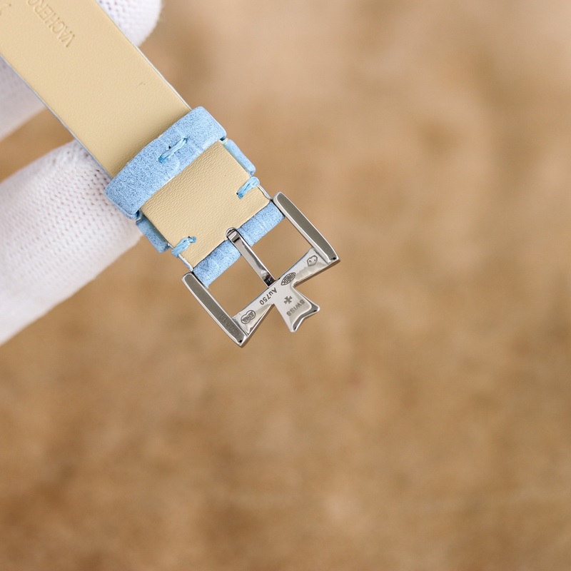 女款_江詩丹頓傳襲系列月相腕錶搭配直徑36毫米圓形白金錶殼，錶圈、錶耳和錶冠鑲嵌了總