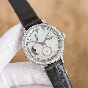 女款_江詩丹頓傳襲系列月相腕錶搭配直徑36毫米圓形白金錶殼，錶圈、錶耳和錶冠鑲嵌了總