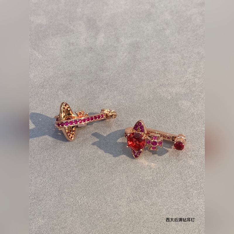 vivienne westwood西太後薇薇安土星耳環！英國時裝設計師，時裝的朋