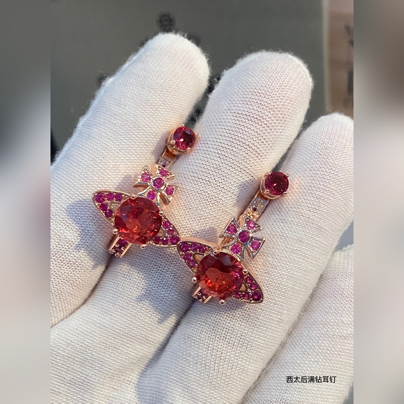 vivienne westwood西太後薇薇安土星耳環！英國時裝設計師，時裝的朋