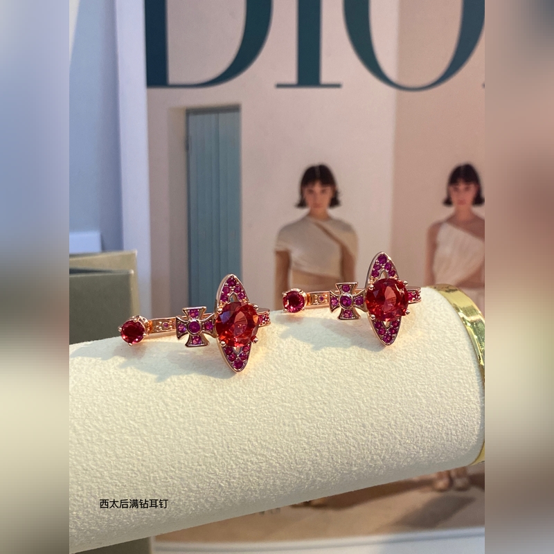 vivienne westwood西太後薇薇安土星耳環！英國時裝設計師，時裝的朋