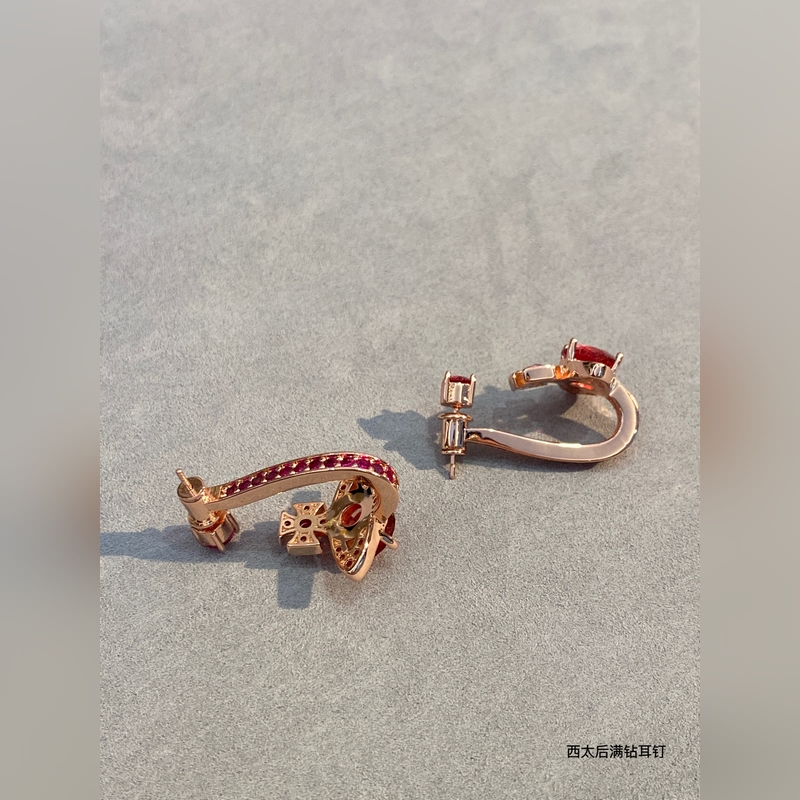 vivienne westwood西太後薇薇安土星耳環！英國時裝設計師，時裝的朋