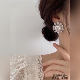 西太後珍珠鑲鑽耳釘 原版複刻logo家的款式真心無需多介紹 每一款都超好看，精緻