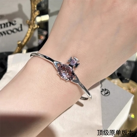 西太後土星鑲鑽手鐲百看不厭的土星形狀表面鑲鑽鑽石，布靈布靈的很是溫柔，一眼愛～