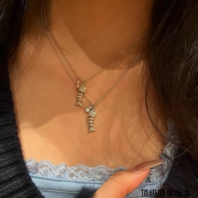 西太後土星搖擺魚鑲鑽項(xiàng)鍊百看不厭的土星形狀表面鑲滿鑽石，布靈布靈的很是溫柔，一