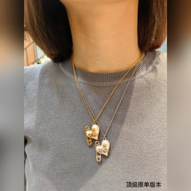 西太後 vivienne 土星鑲鑽珍珠項(xiàng)鍊珍珠搭配設(shè)計(jì)，搭配珍珠盡顯光澤質(zhì)感。