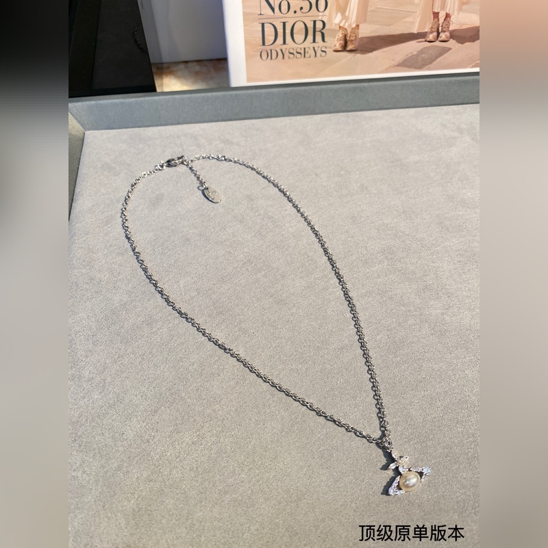 西太後 vivienne 土星鑲鑽珍珠項鍊珍珠搭配設計，搭配珍珠盡顯光澤質感。