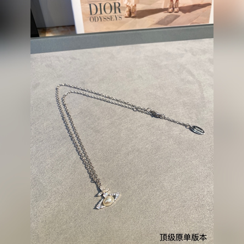 西太後 vivienne 土星鑲鑽珍珠項鍊珍珠搭配設計，搭配珍珠盡顯光澤質感。
