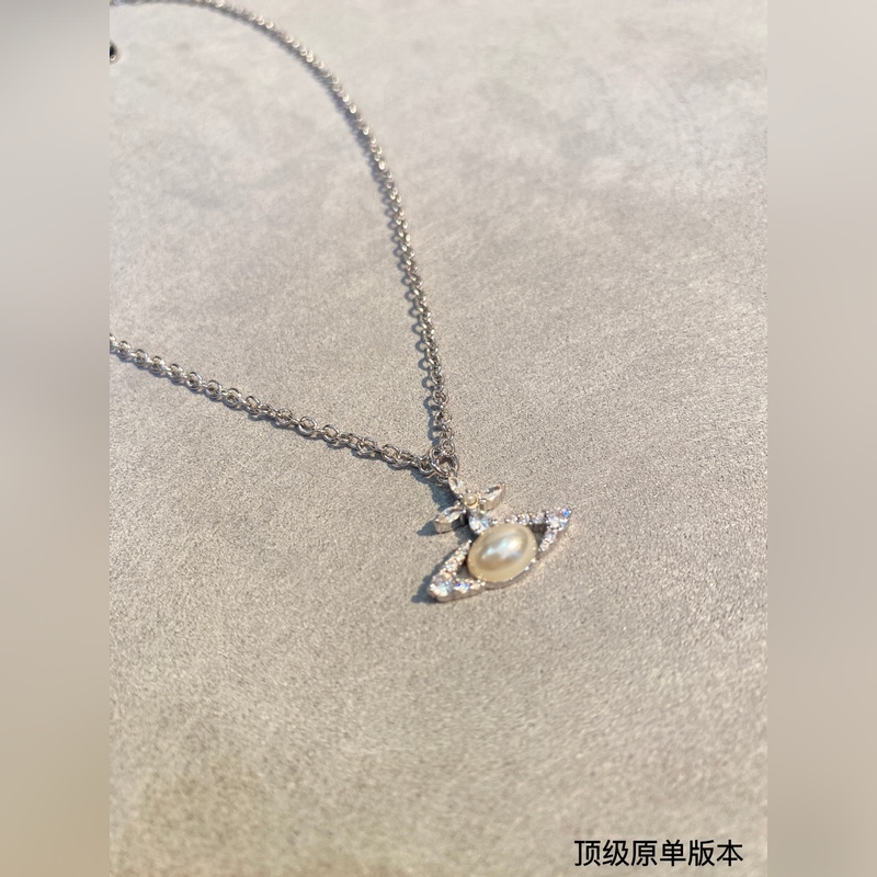 西太後 vivienne 土星鑲鑽珍珠項鍊珍珠搭配設計，搭配珍珠盡顯光澤質感。