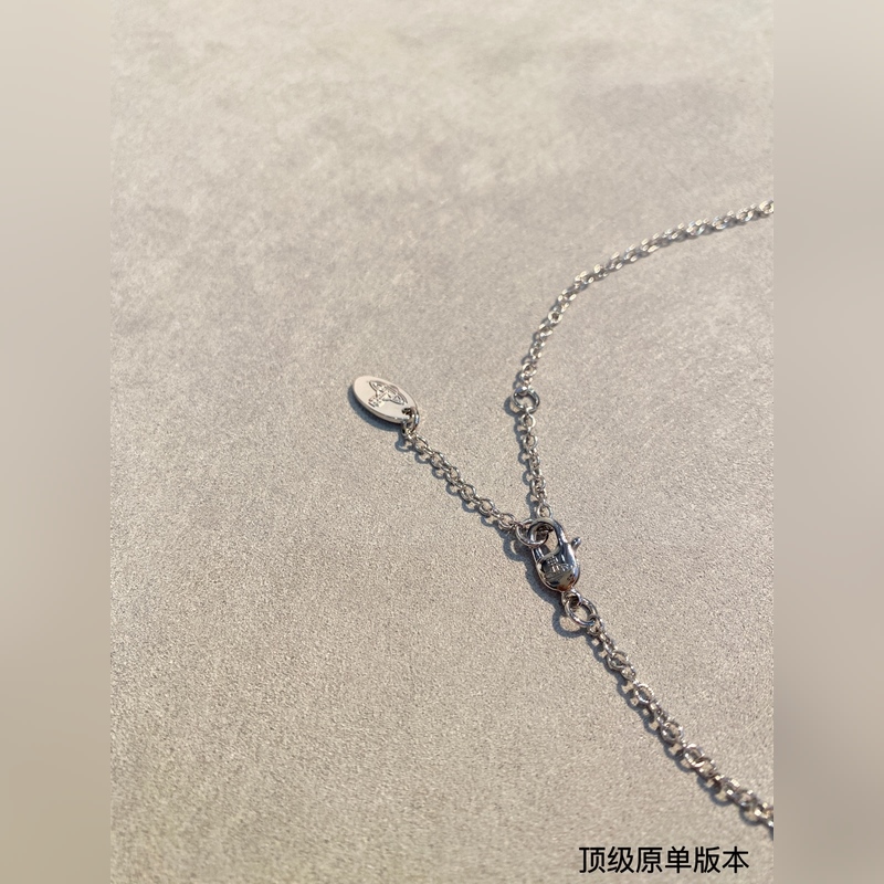 西太後 vivienne 土星鑲鑽珍珠項鍊珍珠搭配設計，搭配珍珠盡顯光澤質感。