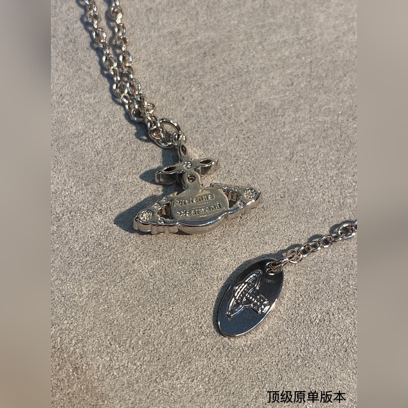 西太後 vivienne 土星鑲鑽珍珠項鍊珍珠搭配設計，搭配珍珠盡顯光澤質感。