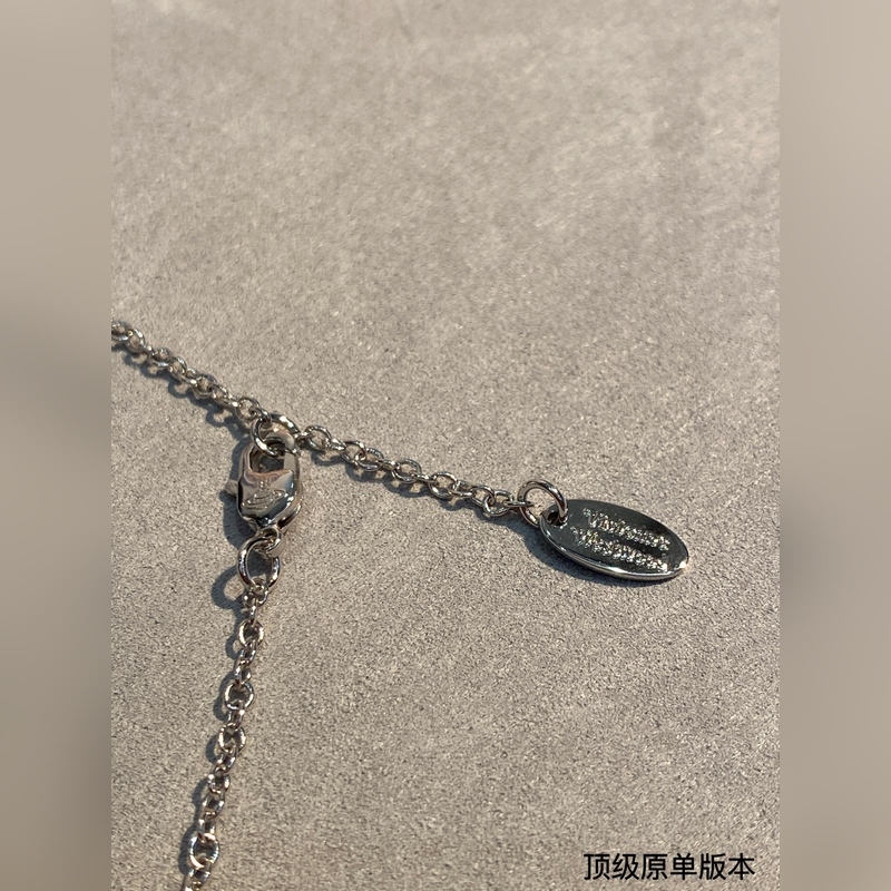 西太後 vivienne 土星鑲鑽珍珠項鍊珍珠搭配設計，搭配珍珠盡顯光澤質感。