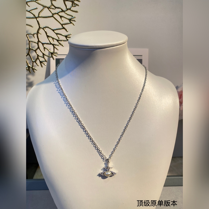 西太後 vivienne 土星鑲鑽珍珠項鍊珍珠搭配設計，搭配珍珠盡顯光澤質感。