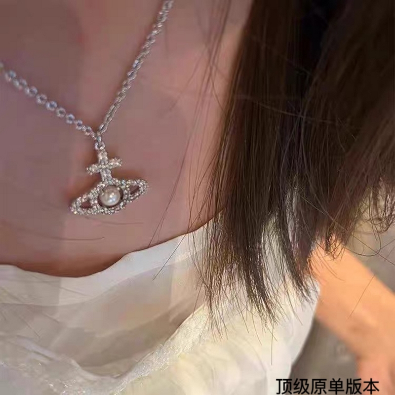 土星鑲鑽項鍊，太精緻了喜歡這種小而精緻的款，是種很精緻的飾品！這個東西我說來說去