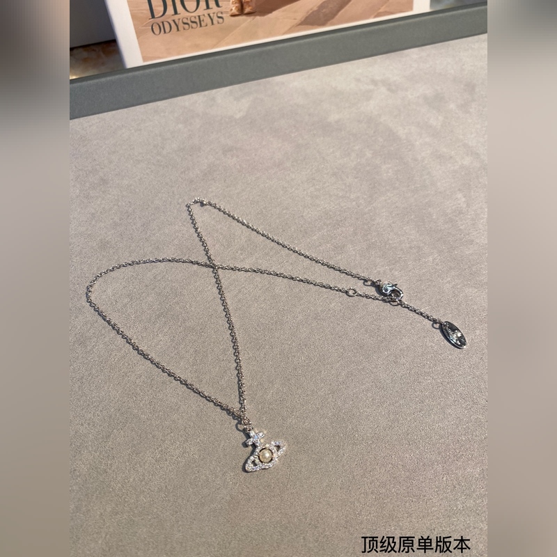 土星鑲鑽項鍊，太精緻了喜歡這種小而精緻的款，是種很精緻的飾品！這個東西我說來說去