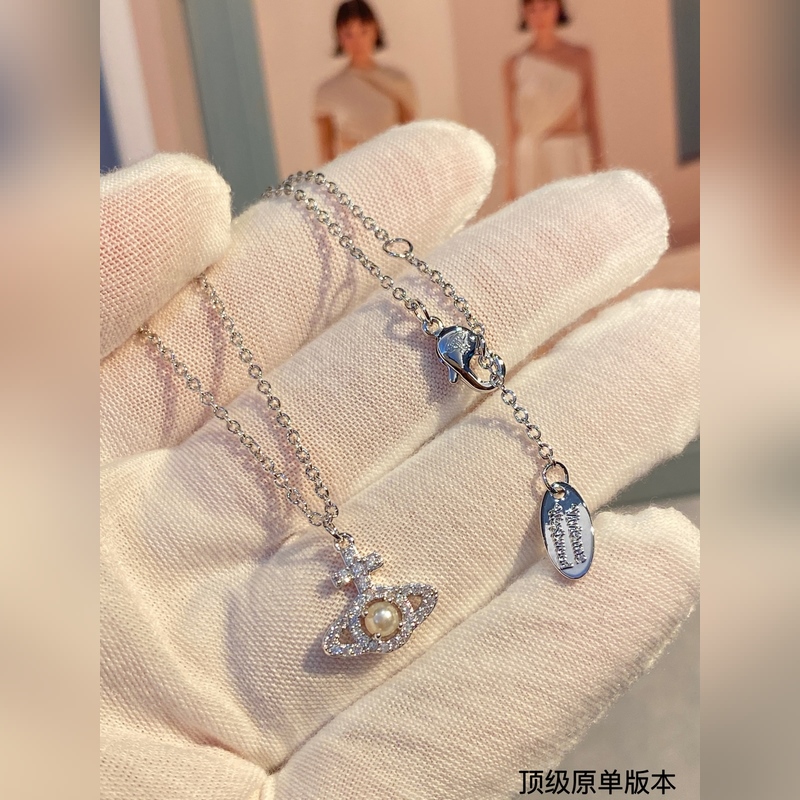 土星鑲鑽項鍊，太精緻了喜歡這種小而精緻的款，是種很精緻的飾品！這個東西我說來說去