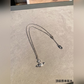 土星鑲鑽項(xiàng)鍊，太精緻了喜歡這種小而精緻的款，它很適合疊戴那種很精緻的飾品！這個(gè)東