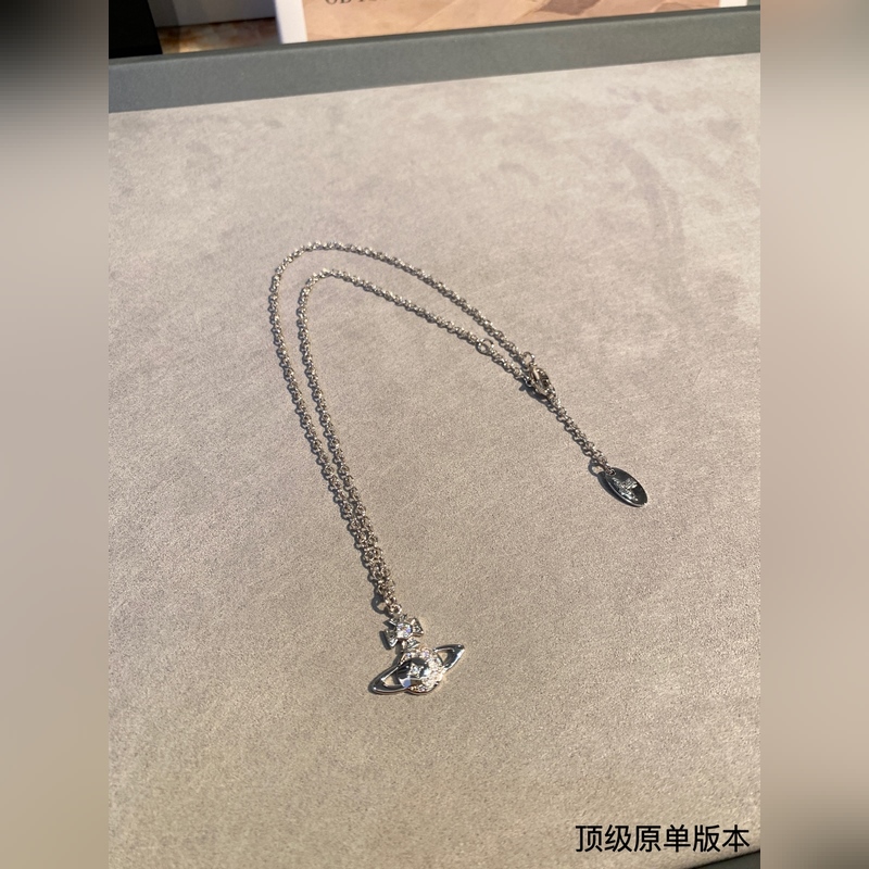 土星鑲鑽項(xiàng)鍊，太精緻了喜歡這種小而精緻的款，它很適合疊戴那種很精緻的飾品！這個(gè)東