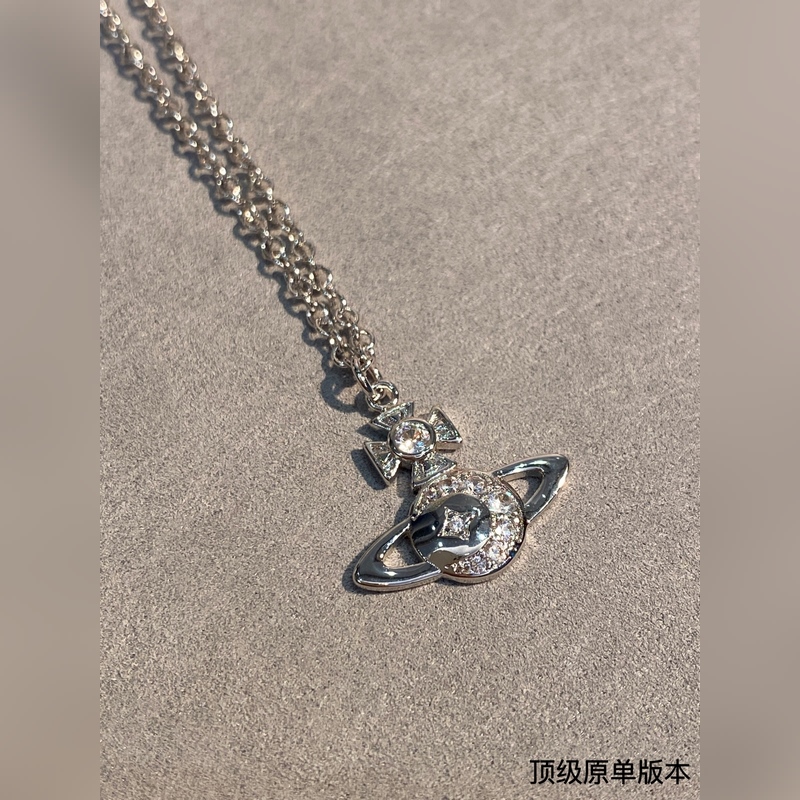 土星鑲鑽項(xiàng)鍊，太精緻了喜歡這種小而精緻的款，它很適合疊戴那種很精緻的飾品！這個(gè)東