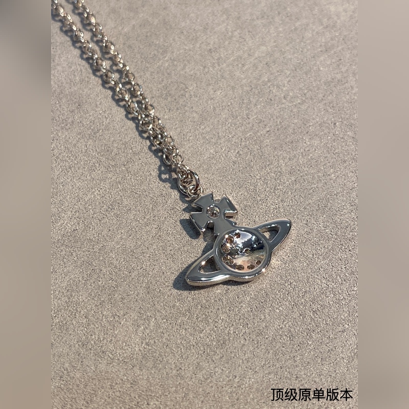 土星鑲鑽項(xiàng)鍊，太精緻了喜歡這種小而精緻的款，它很適合疊戴那種很精緻的飾品！這個(gè)東