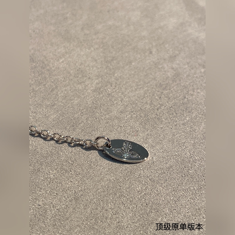 土星鑲鑽項(xiàng)鍊，太精緻了喜歡這種小而精緻的款，它很適合疊戴那種很精緻的飾品！這個(gè)東