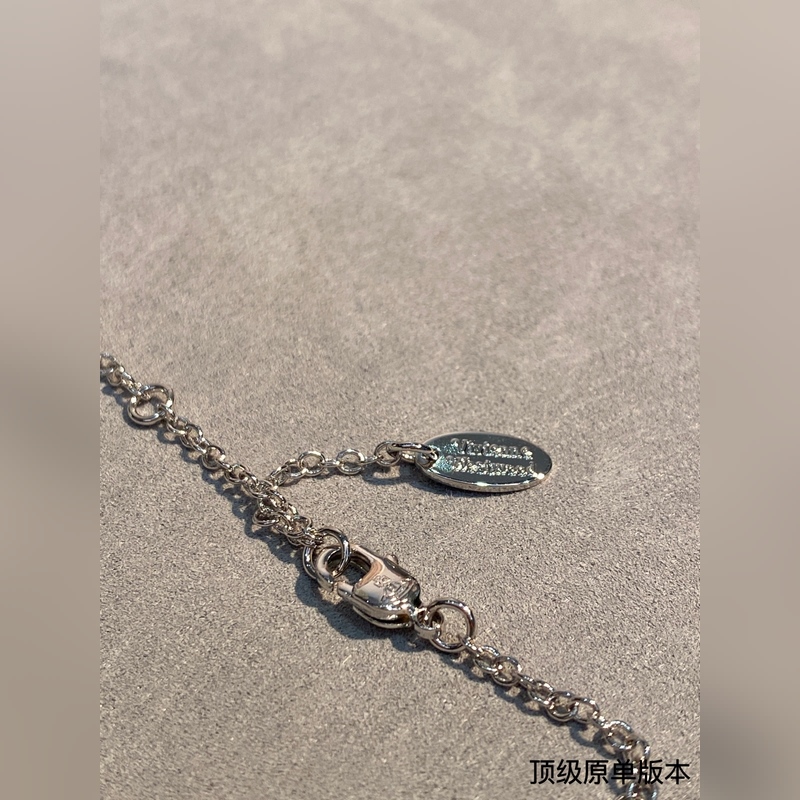 土星鑲鑽項(xiàng)鍊，太精緻了喜歡這種小而精緻的款，它很適合疊戴那種很精緻的飾品！這個(gè)東