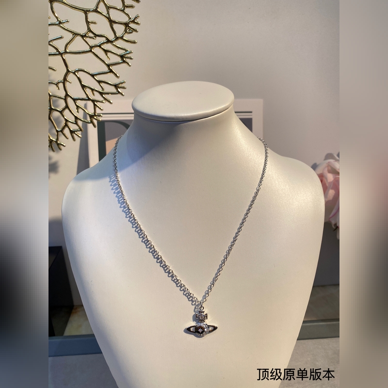 土星鑲鑽項(xiàng)鍊，太精緻了喜歡這種小而精緻的款，它很適合疊戴那種很精緻的飾品！這個(gè)東