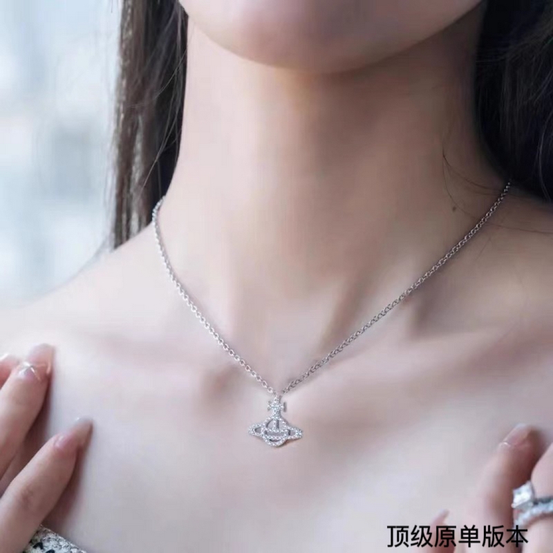 土星鑲鑽項鍊，太精緻了喜歡這種小而精緻的款，它很適合疊戴那種很精緻的飾品！這個東