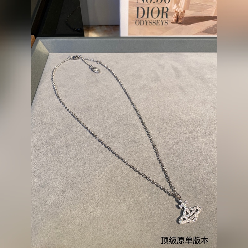 土星鑲鑽項鍊，太精緻了喜歡這種小而精緻的款，它很適合疊戴那種很精緻的飾品！這個東