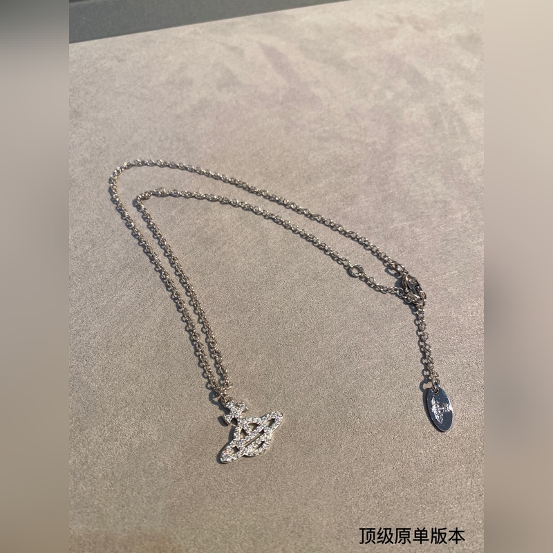 土星鑲鑽項鍊，太精緻了喜歡這種小而精緻的款，它很適合疊戴那種很精緻的飾品！這個東