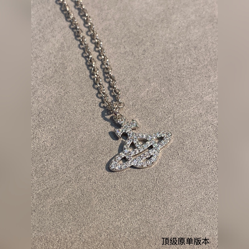 土星鑲鑽項鍊，太精緻了喜歡這種小而精緻的款，它很適合疊戴那種很精緻的飾品！這個東