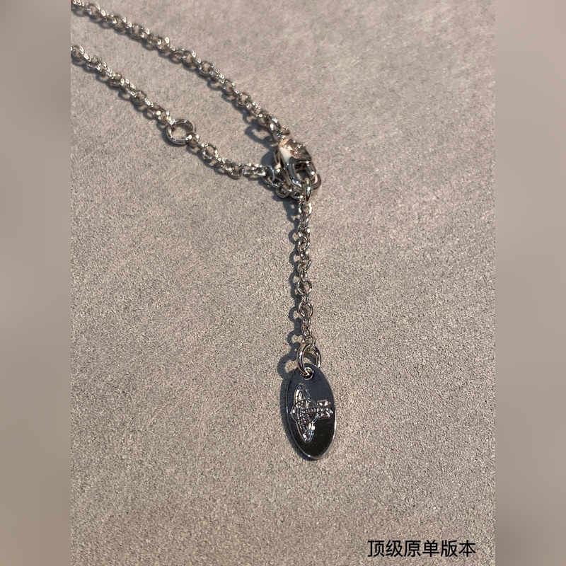 土星鑲鑽項鍊，太精緻了喜歡這種小而精緻的款，它很適合疊戴那種很精緻的飾品！這個東