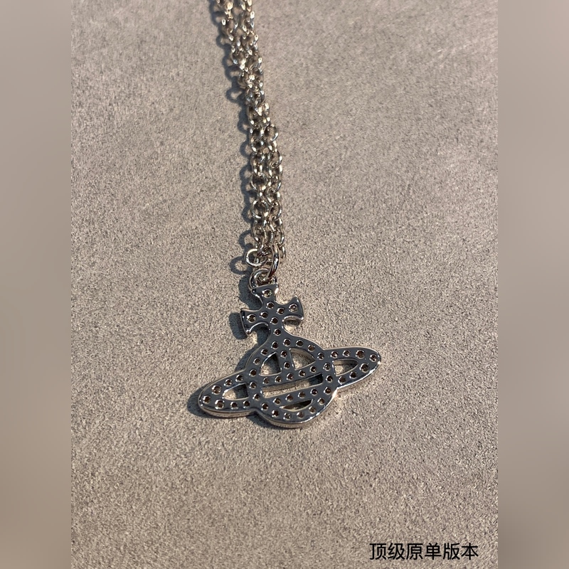 土星鑲鑽項鍊，太精緻了喜歡這種小而精緻的款，它很適合疊戴那種很精緻的飾品！這個東