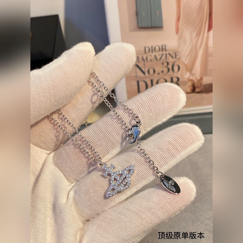 土星鑲鑽項鍊，太精緻了喜歡這種小而精緻的款，它很適合疊戴那種很精緻的飾品！這個東