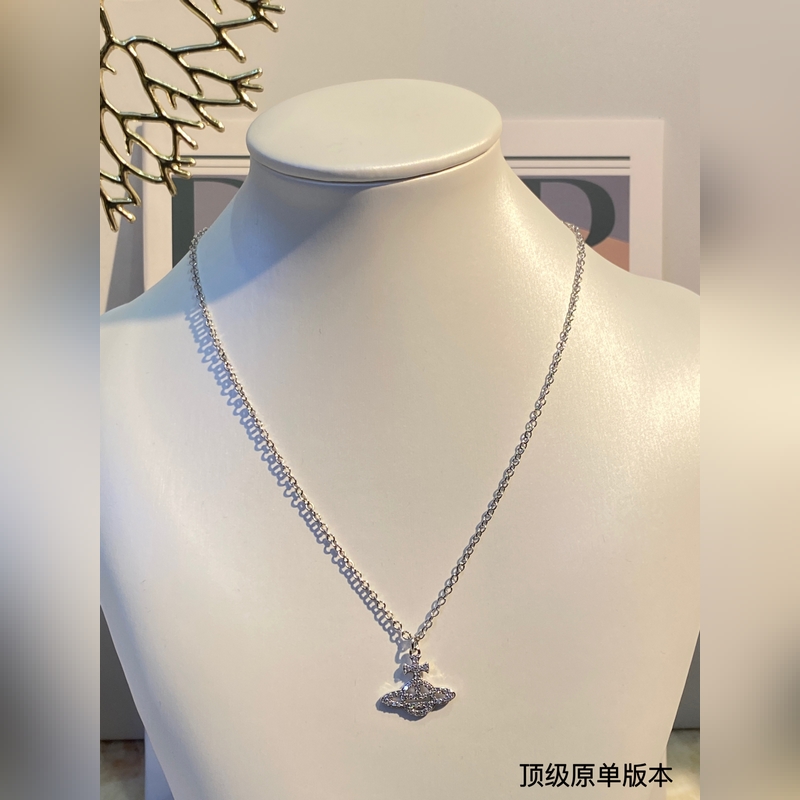 土星鑲鑽項鍊，太精緻了喜歡這種小而精緻的款，它很適合疊戴那種很精緻的飾品！這個東