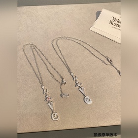 西太後鑲鑽項(xiàng)鍊火遍全網(wǎng)的西太後安排上了～土星是西太後設(shè)計(jì)中的經(jīng)典元素，作為時(shí)裝