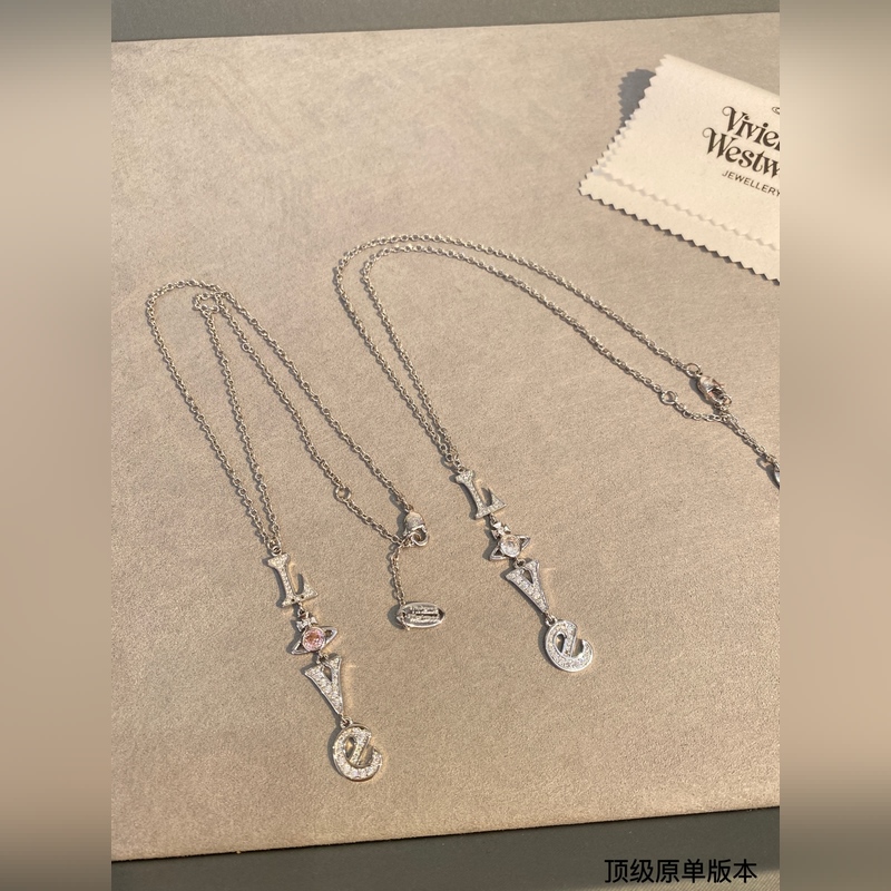 西太後鑲鑽項(xiàng)鍊火遍全網(wǎng)的西太後安排上了～土星是西太後設(shè)計(jì)中的經(jīng)典元素，作為時(shí)裝