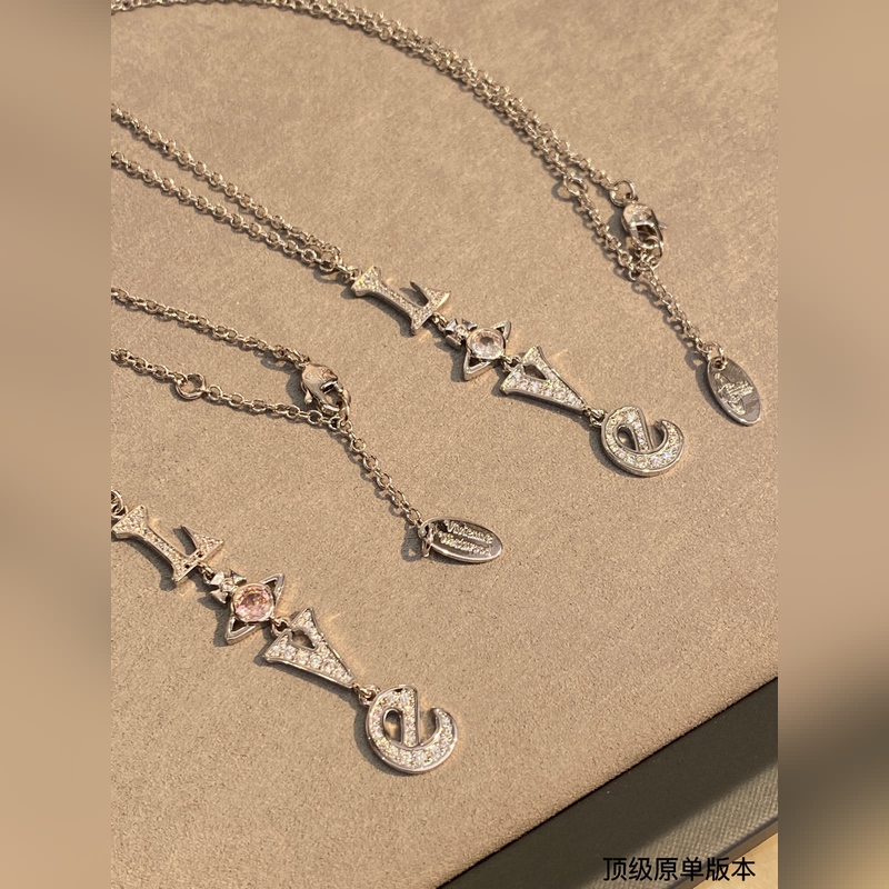 西太後鑲鑽項(xiàng)鍊火遍全網(wǎng)的西太後安排上了～土星是西太後設(shè)計(jì)中的經(jīng)典元素，作為時(shí)裝