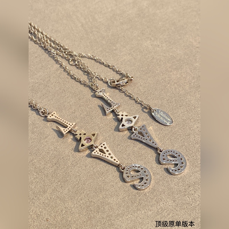 西太後鑲鑽項(xiàng)鍊火遍全網(wǎng)的西太後安排上了～土星是西太後設(shè)計(jì)中的經(jīng)典元素，作為時(shí)裝