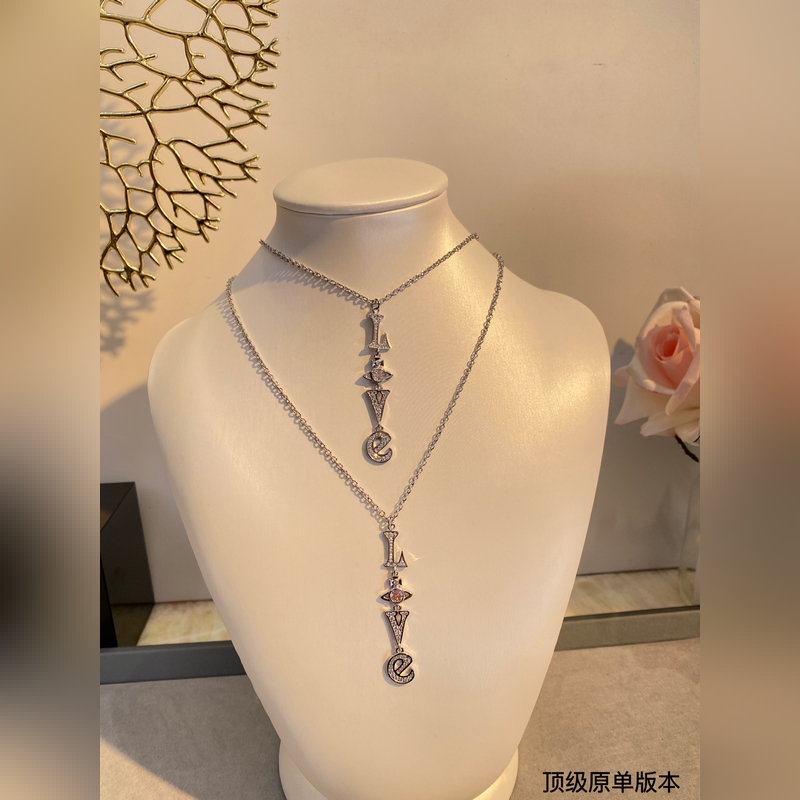 西太後鑲鑽項(xiàng)鍊火遍全網(wǎng)的西太後安排上了～土星是西太後設(shè)計(jì)中的經(jīng)典元素，作為時(shí)裝