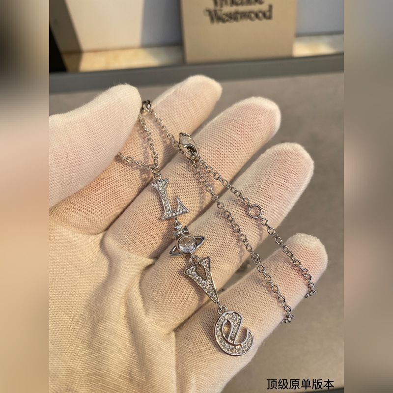 西太後鑲鑽項(xiàng)鍊火遍全網(wǎng)的西太後安排上了～土星是西太後設(shè)計(jì)中的經(jīng)典元素，作為時(shí)裝