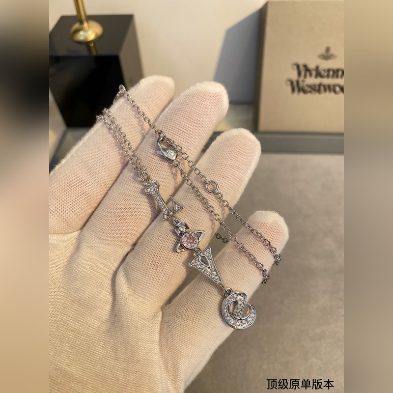 西太後鑲鑽項(xiàng)鍊火遍全網(wǎng)的西太後安排上了～土星是西太後設(shè)計(jì)中的經(jīng)典元素，作為時(shí)裝