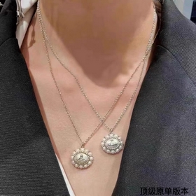 西太後 vivienne 土星珍珠項(xiàng)鍊珍珠搭配圖案設(shè)計(jì)，搭配珍珠盡顯光澤質(zhì)感。