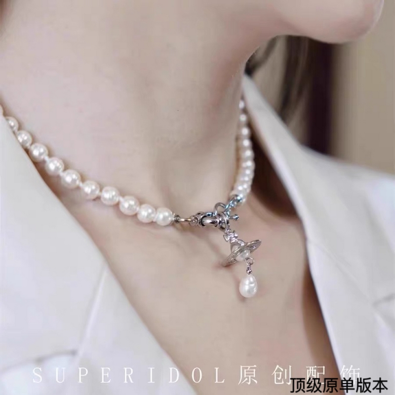 土星珍珠項鍊，太精緻了 喜歡這種小而精緻的款，它很適合疊戴那種很精緻的飾品！這個